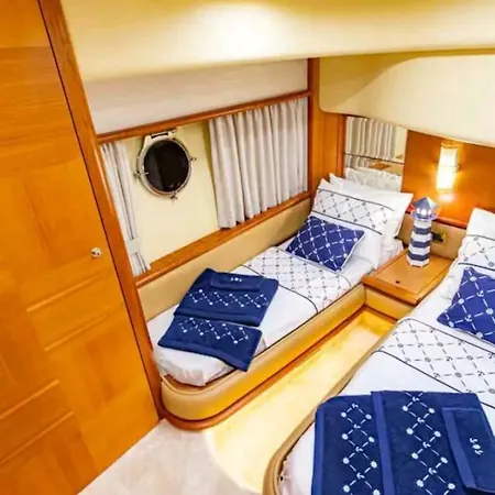 Vision Yatch Botel *
