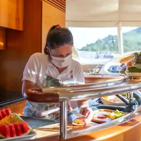 Vision Yatch Botel