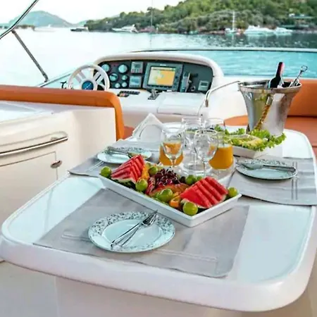 Botel Vision Yatch