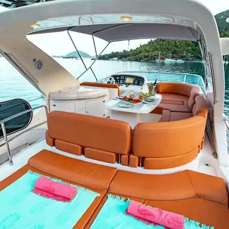Botel Vision Yatch