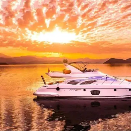 Botel Vision Yatch *