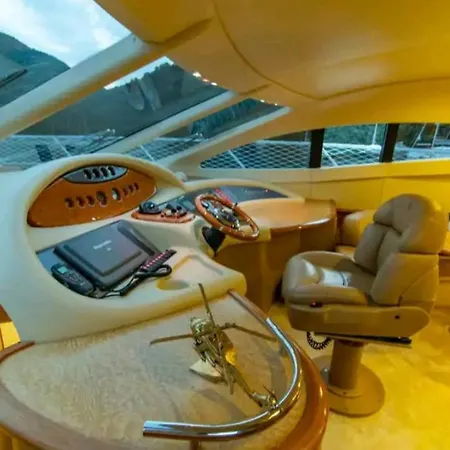 Vision Yatch Botel *
